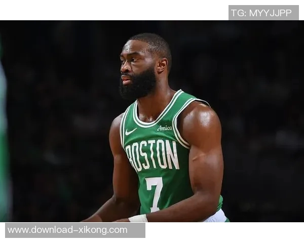 杰伦布朗半场高效得分27分继续展现超巨风采